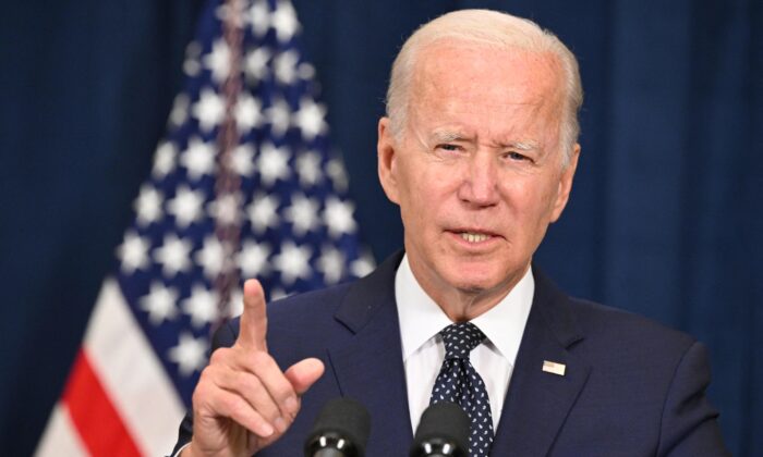 El presidente Joe Biden habla con la prensa después de participar en una sesión de trabajo con el príncipe heredero de Arabia Saudita en el Palacio Al-Salam en Jeddah, el 15 de julio de 2022. (Mandel Ngan/AFP vía Getty Images)