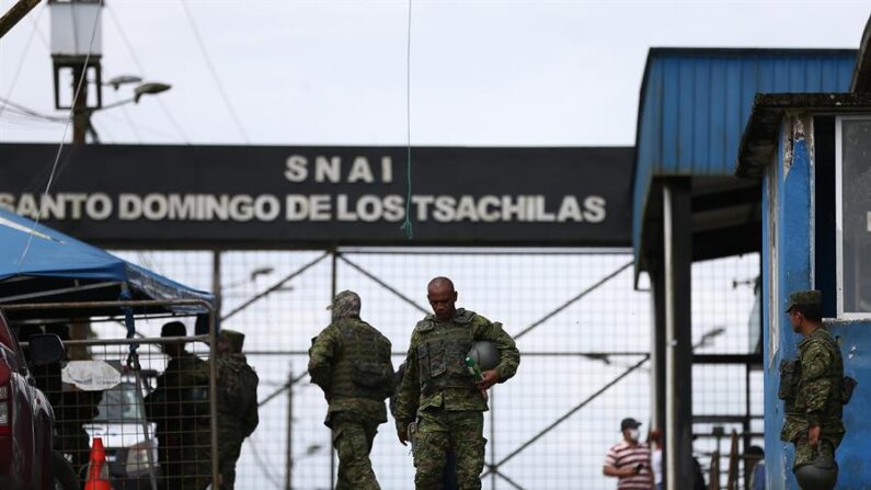 Soldados vigilan la cárcel de Santo Domingo de los Tsáchilas (Ecuador), en una fotografía de archivo. EFE/José Jácome

