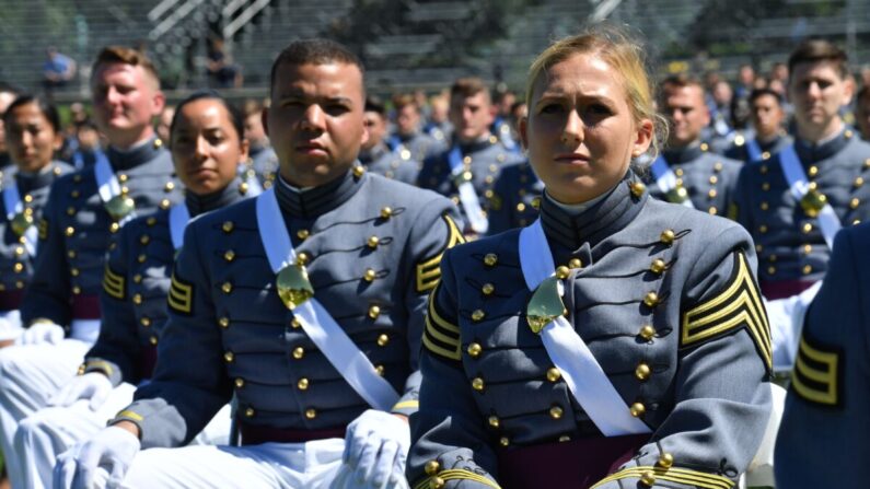 Los cadetes de la Academia Militar de Estados Unidos asisten a la ceremonia de graduación de 2020 en West Point, Nueva York, el 13 de junio de 2020. (Nicholas Kamm/AFP vía Getty Images)
