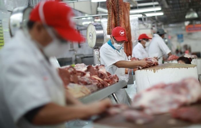 Carniceros trabajan con mascarillas en el mercado Martínez de la Torre el 18 de mayo de 2020 en la Ciudad de México, México. Imagen ilustrativa. (Hector Vivas/Getty Images)