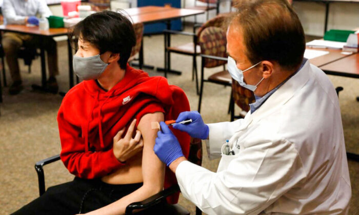 Un joven de 15 años recibe la vacuna de Pfizer-BioNTech contra el virus del PCCh en Bloomfield Hills, Michigan, el 13 de mayo de 2021. (Jeff Kowalsky/AFP vía Getty Images)