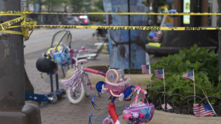 Niño de dos años queda huérfano tras la muerte de sus padres en el tiroteo en Highland Park