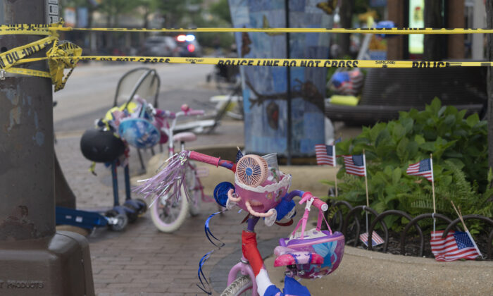 La cinta policial contra el crimen se ve alrededor de la zona donde se encuentran las bicicletas de los niños y los cochecitos de bebé cerca de la escena del tiroteo del desfile del 4 de julio en Highland Park, Illinois, el 4 de julio de 2022. (Youngrae Kim/AFP vía Getty Images)