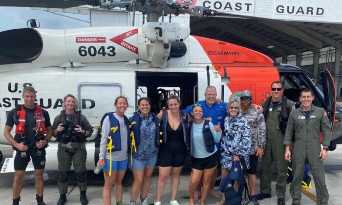 La tripulación de un helicóptero MH-60 Jayhawk, de la Estación Aérea de la Guardia Costera, rescató a siete personas después de que su embarcación personal de 39 pies fuera alcanzada por un rayo en la costa de Clearwater, Florida, el 25 de junio de 2022. (Suboficial de primera clase Ayla Hudson/Guardia Costera de EE.UU.) La aparición de información visual del Departamento de Defensa de EE.UU. (DoD) no implica ni constituye respaldo del DoD.
