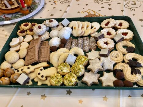 La pasada Navidad, Yvonne Christ horneó 18 tipos diferentes de galletas, incluida una casa de pan de jengibre decorada con la ayuda de una de sus nietas. (Cortesía de Yvonne Christ)