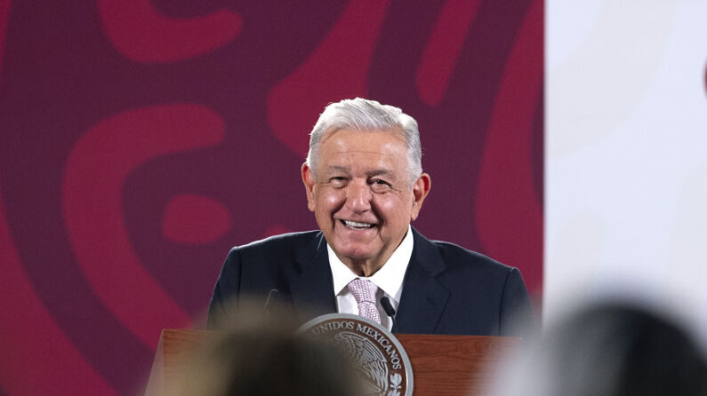 Fotografía cedida por la presidencia de México, del mandatario mexicano, Andrés Manuel López Obrador, durante una rueda de prensa en Palacio Nacional, de la Ciudad de México, México. EFE/Presidencia de México