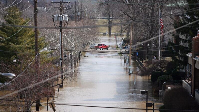 Vista de una calle cerca al puente colgante Roebling que muestra los efectos del desborde del río Ohio en Covington, Kentucky (Estados Unidos). Imagen de archivo. EFE/Mark Lyons