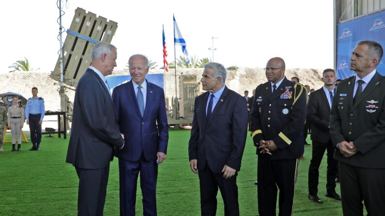 (De izquierda a derecha) El ministro de Defensa de Israel, Benny Gantz, el presidente de EE.UU., Joe Biden, el primer ministro provisional israelí, Yair Lapid, y el agregado de defensa de EE.UU. en Israel, el general de brigada Shawn A. Harris, se paran frente al sistema de defensa de la Cúpula de Hierro de Israel durante un recorrido en el aeropuerto Ben Gurion, cerca de Tel Aviv, Israel, el 13 de julio de 2022. (EFE/EPA/GIL COHEN-MAGEN/POOL)