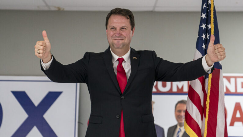 Dan Cox, candidato a la nominación republicana a gobernador, reacciona tras su victoria en las primarias en Emmitsburg, Maryland, el 19 de julio de 2022. (Nathan Howard/Getty Images)
