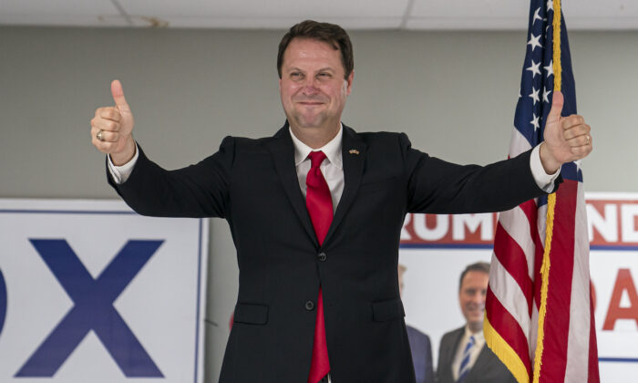 Dan Cox, candidato a la nominación republicana a gobernador, celebra su victoria en las primarias en Emmitsburg, Maryland, el 19 de julio de 2022. (Nathan Howard/Getty Images)