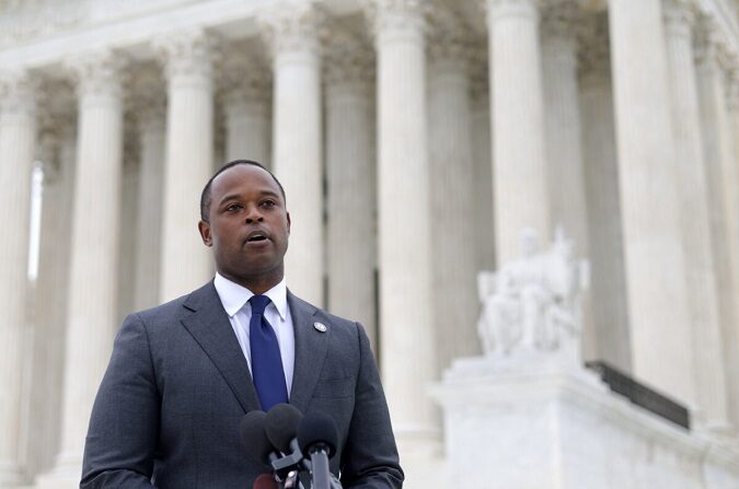 El fiscal general de Kentucky, Daniel Cameron, habla con los periodistas en Washington el 12 de octubre de 2021. (Alex Wong/Getty Images)
