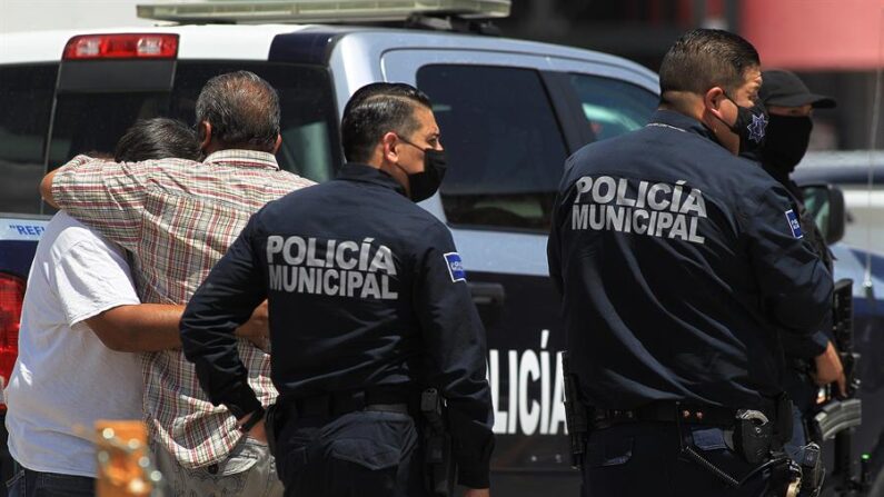 Integrantes de la Policía Municipal resguardan la zona donde se cometió un crimen en una imagen de archivo. EFE/Luis Torres