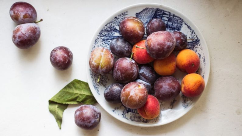 También puedes obtener estos pigmentos naturales de origen vegetal a través de las uvas, las cerezas oscuras y las ciruelas (Vladimir Gladkov/Pexels)