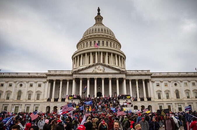 Un numeroso grupo de manifestantes se encuentra en la escalinata este del Capitolio en Washington, el 6 de enero de 2021. (Jon Cherry/Getty Images)
