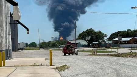 Reportan explosión en planta de gas natural de Oklahoma; las autoridades ordenan evacuaciones