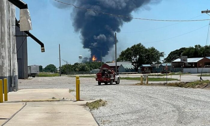 Toma de la explosión en una planta de ONEOK, en Medford, Oklahoma, el 9 de julio de 2022. (Departamento de Bomberos Voluntarios de Deer Creek/Facebook)
