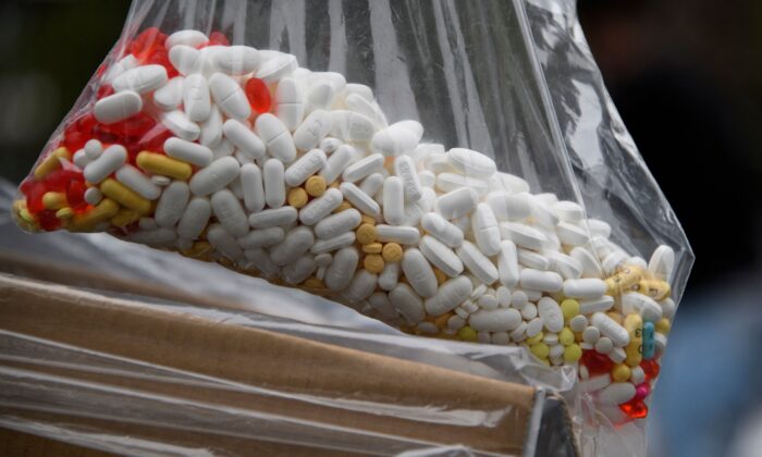 Una bolsa de píldoras variadas y medicamentos recetados que se dejaron para su eliminación durante el vigésimo Día Nacional de Devolución de Medicamentos Recetados, de la Administración para el Control de Drogas (DEA), en Los Ángeles, California, el 24 de abril de 2021. (Patrick T. Fallon/AFP vía Getty Images)
