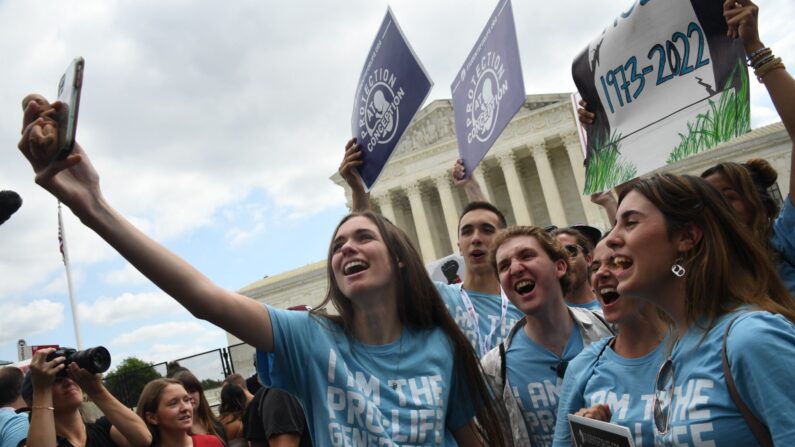 Los partidarios de la vida celebran fuera de la Corte Suprema de Estados Unidos en Washington, DC, el 24 de junio de 2022, después de la anulación de Roe v Wade. (Oliver Douliery/AFP vía Getty Images)
