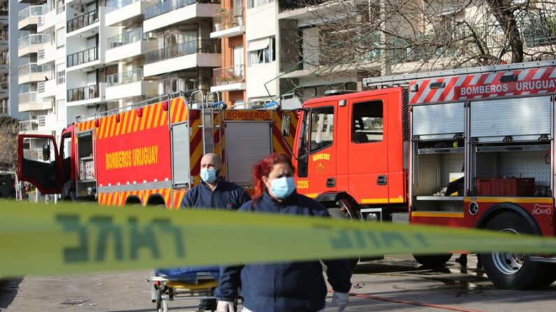 Bomberos de Uruguay acuden a la zona donde un edificio ha sufrido una explosión, por causas que aún se desconocen, el 22 de julio de 2022, en Montevideo (Uruguay). EFE/ Jacinta Rivera Trobo