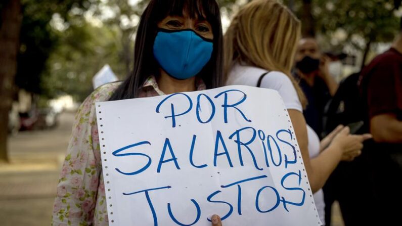 Fotografía de archivo en la que se registró otra protesta de educadores en Caracas (Venezuela). EFE/Miguel Gutiérrez
