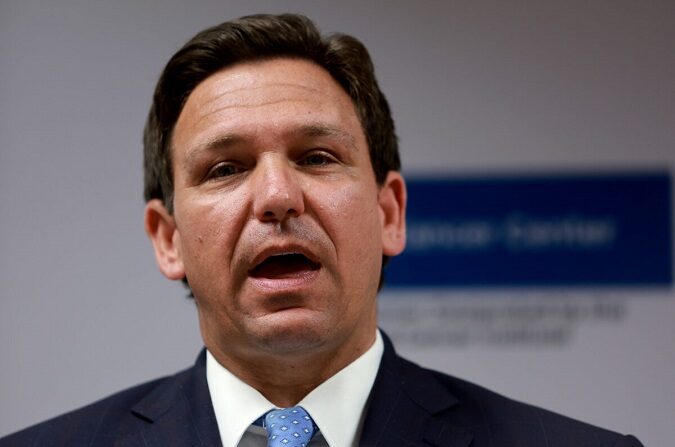 El gobernador de Florida, Ron DeSantis, habla durante una conferencia de prensa en Miami, Florida, el 17 de mayo de 2022. (Joe Raedle/Getty Images)
