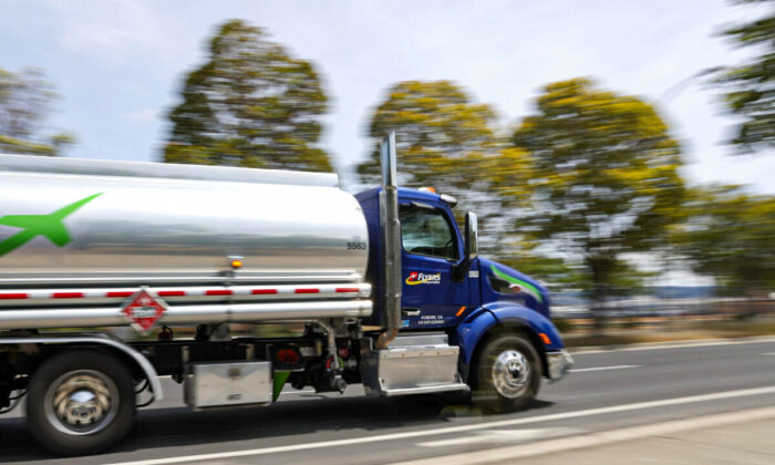 Un camión de gasolina circula por una carretera en Richmond, California, el 2 de mayo de 2022. (Justin Sullivan/Getty Images)
