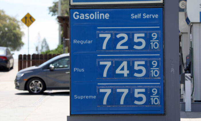 Los precios de la gasolina superan los USD 7.00 por galón en una gasolinera Chevron, en Menlo Park, California, el 25 de mayo de 2022. (Justin Sullivan/Getty Images)
