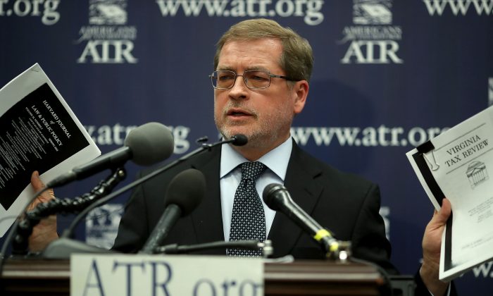 Grover Norquist, presidente de Americans for Tax Reform habla sobre el nuevo plan de reforma fiscal del presidente Donald Trump durante una conferencia de prensa en el Capitolio, el 12 de abril de 2018 en Washington, DC. (Mark Wilson/Getty Images)