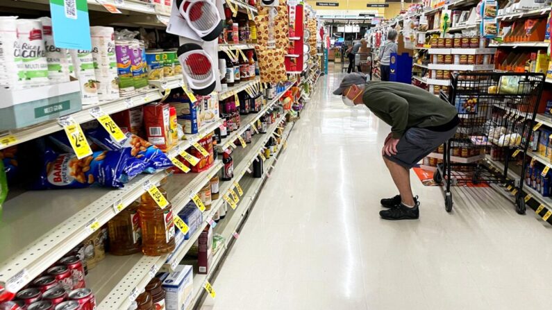 Un hombre compra en un supermercado Safeway en Annapolis, Maryland, el 16 de mayo de 2022. (Jim Watson/AFP vía Getty Images)
