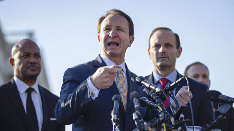 El fiscal general de Luisiana, Jeff Landry (C), habla durante una conferencia de prensa en el Capitolio de Estados Unidos en Washington, el 22 de enero de 2020. (Drew Angerer/Getty Images)
