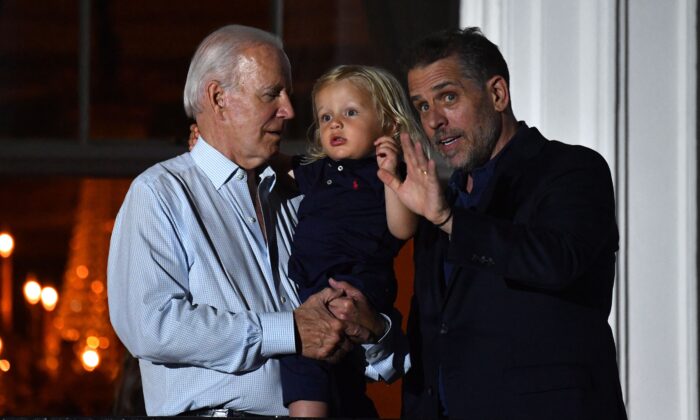 El presidente Joe Biden (izq.) y su hijo Hunter Biden (der.) en un balcón de la Casa Blanca para ver los fuegos artificiales del 4 de julio en Washington, el 4 de julio de 2022. (Nicholas Kamm/AFP vía Getty Images)