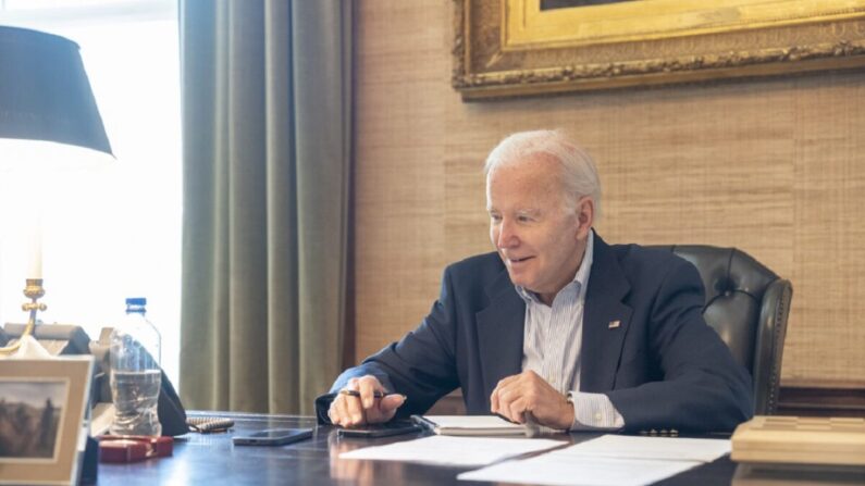 El presidente Joe Biden trabaja en la Casa Blanca en Washington el 21 de julio de 2022. (La Casa Blanca vía The Epoch Times)