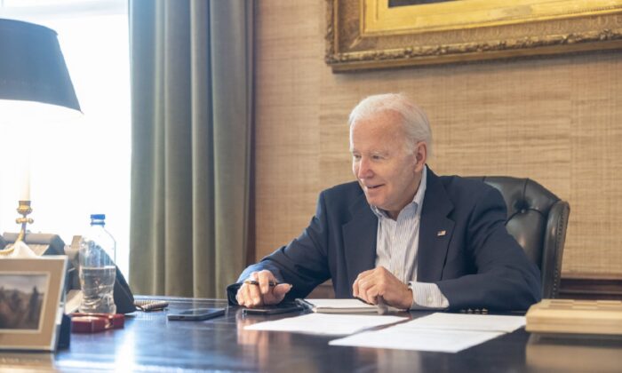 El presidente Joe Biden trabaja en la Casa Blanca en Washington el 21 de julio de 2022. (Casa Blanca vía The Epoch Times)