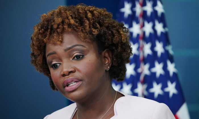 La secretaria de prensa de la Casa Blanca, Karine Jean-Pierre, habla durante la sesión informativa diaria en la Sala de Reuniones Brady de la Casa Blanca, en Washington, el 29 de julio de 2022. (Mandel Ngan/AFP vía Getty Images)