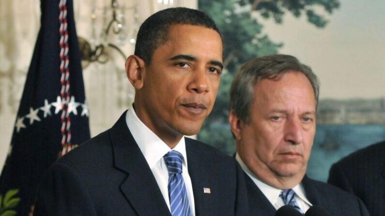 El presidente Barack Obama (izq.) habla sobre la tasa de responsabilidad por la crisis financiera en la Sala de Recepciones Diplomáticas de la Casa Blanca en Washington con Larry Summers a su lado el 14 de enero de 2010. (Ron Sachs/Getty Images)
