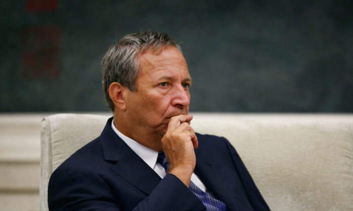 El presidente del Consejo Económico Nacional de EE.UU., Larry Summers, se reunió con el ministro chino, Li Yuanchao, en Beijing, China, el 6 de septiembre de 2010. (Feng Li/Getty Images)
