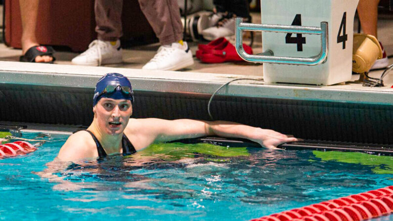 La nadadora de la Universidad de Pensilvania, Lia Thomas, mira tras ganar las 200 yardas libres durante los Campeonatos de Natación y Buceo Femeninos de la Ivy League 2022 en la piscina Blodgett en Cambridge, Massachusetts, el 18 de febrero de 2022. (Kathryn Riley/Getty Images)
