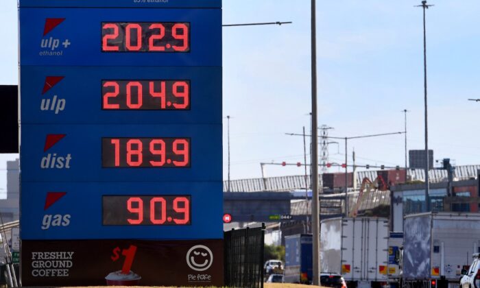 Un cartel fuera de una gasolinera muestra el precio de la gasolina superando los dos dólares australianos (USD 1.46) el litro en Melbourne, Victoria, el 3 de marzo de 2022. (William West/AFP a través de Getty Images)