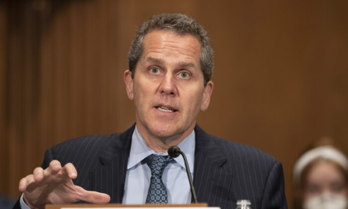 Michael Barr testifica en la sesión de Banca, Vivienda y Asuntos Urbanos del Senado en el Capitolio de Estados Unidos, en Washington, el 19 de mayo de 2022. (Tasos Katopodis/Getty Images)