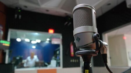 Locutora Lourdes Ubieta renuncia a Radio Mambí tras venta a grupo de medios financiado por Soros