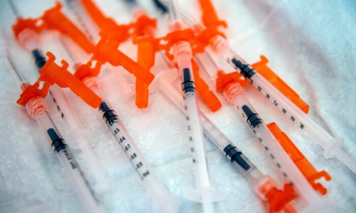 Jeringas que contienen la vacuna contra COVID-19 de Moderna en Needham, Massachusetts, el 21 de junio de 2022. (Joseph Prezioso/AFP a través de Getty Images)