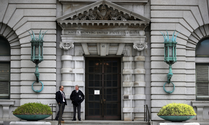Los guardias de seguridad se paran frente a la Corte de Apelaciones del Noveno Circuito de EE. UU. en San Francisco, California, el 12 de junio de 2017. (Justin Sullivan/Getty Images)