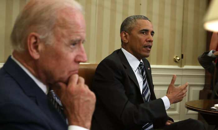 El expresidente Barack Obama habla mientras el entonces vicepresidente Joe Biden escucha durante una reunión en la Casa Blanca en Washington, el 13 de junio de 2016. (Alex Wong/Getty Images)