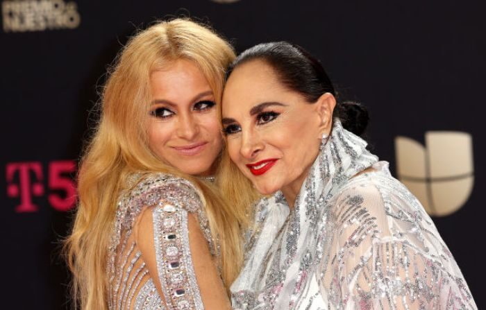 Paulina Rubio (I) y Susana Dosamantes asisten a la 34ª edición del Premio Lo Nuestro a la Música Latina de Univision en el FTX Arena el 24 de febrero de 2022 en Miami, Florida. (Rodrigo Varela/Getty Images)