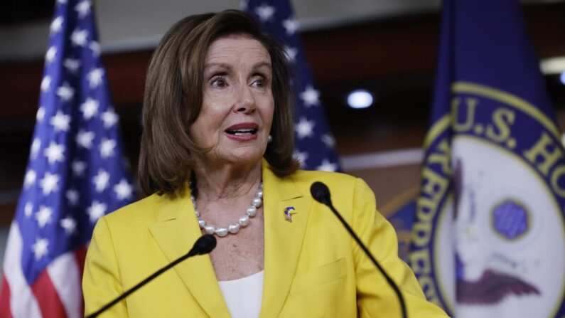 La presidenta de la Cámara de Representantes, Nancy Pelosi (D-Calif.), habla con los periodistas en Washington el 16 de junio de 2022. (Chip Somodevilla/Getty Images)
