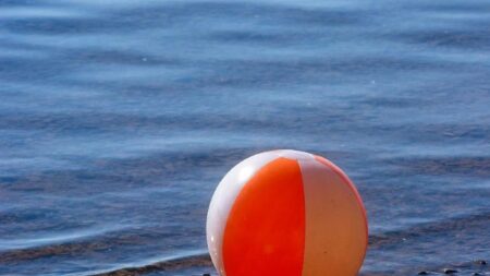 Joven sobrevive 19 horas en medio del mar aferrándose a una pelota
