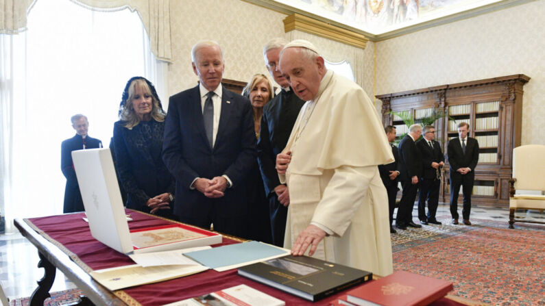 El papa Francisco, a la derecha, habla mientras muestra objetos al presidente de EE. UU. Joe Biden y a la primera dama Jill Biden en el Vaticano el 29 de octubre de 2021. (The Epoch Times vía Casa Blanca)