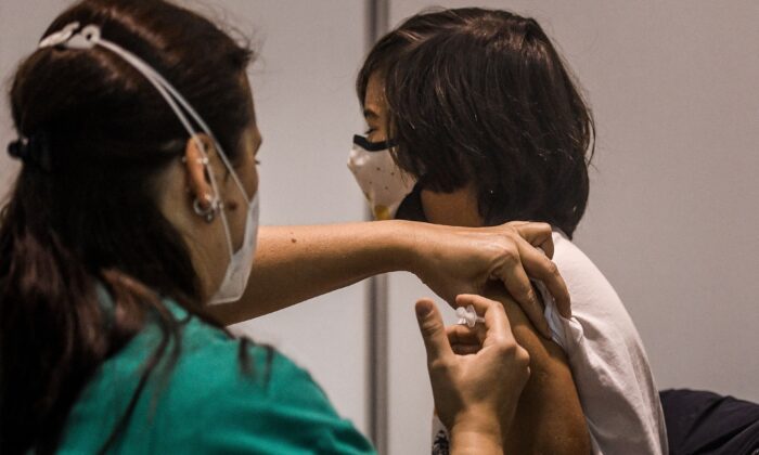 Un niño recibe una dosis de la vacuna contra COVID-19 en Lisboa, Portugal, el 18 de diciembre de 2021. (Patricia de Melo Moreira/AFP vía Getty Images)