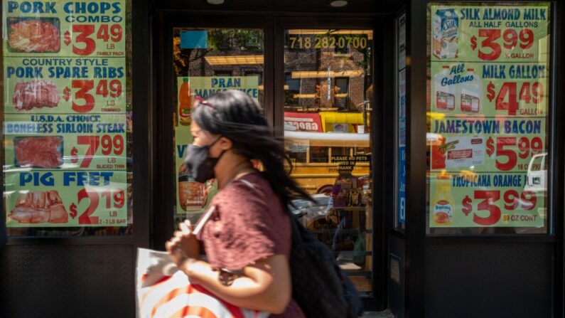 Precios anunciados fuera de una tienda de comestibles en el barrio de Flatbush de Brooklyn, Nueva York, el 15 de junio de 2022. (Spencer Platt/Getty Images)
