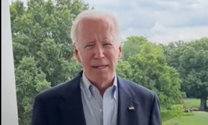 El presidente Joe Biden apareció en un video en Twitter para hablar sobre su caso de COVID-19, el 21 de julio de 2022. (Captura de pantalla del presidente Joe Biden/Twitter vía The Epoch Times)